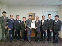 岐阜長良川温泉旅館協同組合理事長 伊藤善男氏、岐阜市旅館ホテル協同組合理事長 山岡利安氏ほかから、宿泊税の使用使途に関する要望書を受領する様子