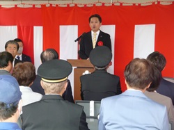 岐阜市北消防団島分団本部竣工式に出席し、あいさつ及び感謝状を贈呈する様子