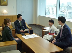 和道会美濃支部所属の岐阜大学教育学部附属小中学校1年 久保田湊音さんが、第24回全日本少年少女空手道選手権大会1年男子組手 優勝を報告する様子