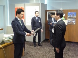 民間企業等派遣職員辞令交付式の様子