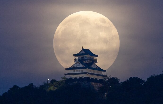 月と岐阜城