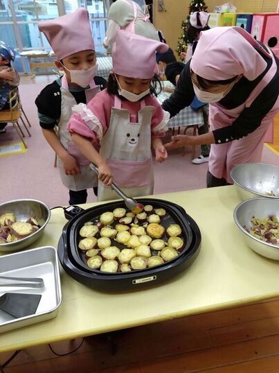 子どもと芋を焼く様子