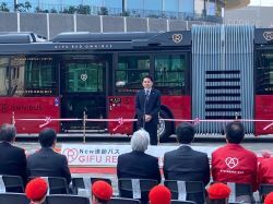 新連節バス「GIFU RED OMNIBUS」 お披露目式に出席し、あいさつ及びテープカット（みんなの森 ぎふメディアコスモス）の様子
