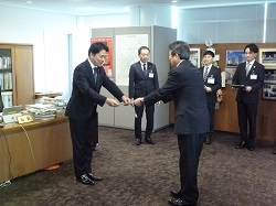 岐阜市立女子短期大学長辞令交付式の様子
