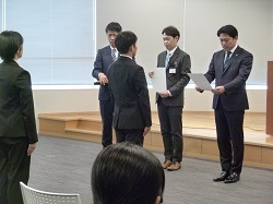新規採用職員辞令交付式の様子