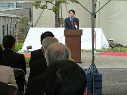 岐阜市公立大学法人設立除幕式に出席し、あいさつ及び除幕の様子