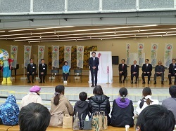 ねんりんピック岐阜2025 200日前イベントにて、あいさつ及び除幕の様子