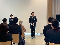 世界自閉症啓発デー記念作品展＆発達障がい者理解啓発イベント2025にてあいさつの様子