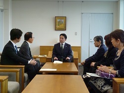 社会福祉法人英集会設立15周年記念事業実行委員会委員長 福富悌氏ほかが、令和6年能登半島地震復興支援の義援金の寄託の様子