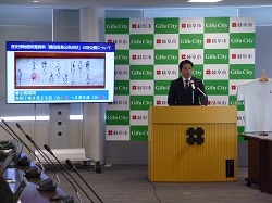 定例記者会見の様子