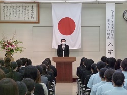 岐阜市立看護専門学校入学式に出席し、告辞の様子