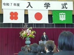 岐阜市立女子短期大学入学式に出席し、告辞の様子