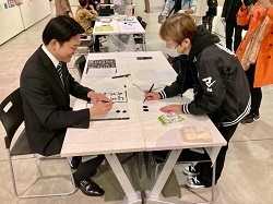 己書楽笑会作品展を鑑賞の様子