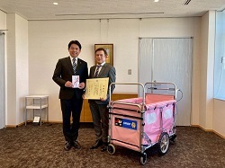 岐阜県中古自動車販売商工組合岐阜支部長 森嵜正利氏からの交通遺児への寄附に対し、感謝状を贈呈する様子