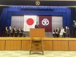 岐阜薬科大学入学式に出席し、祝辞する様子