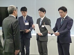 理事・部長級職員辞令等交付式の様子