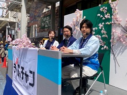 第53回道三まつりみこしパレードテレビ中継に出演する様子