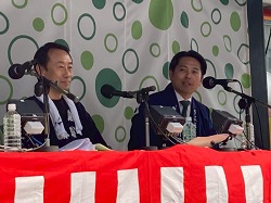第53回道三まつりみこしパレードテレビ中継に岐阜県知事とともに出演、その後みこしパレードにて、三本締する様子