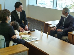 エゴノキプロジェクト実行委員会代表 長屋一男氏ほかが第5回「三井ゴールデン匠賞」及び「オーディエンス賞」の受賞を報告する様子