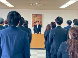 岐阜県後期高齢者医療広域連合事務局職員に広域連合長として訓示する様子
