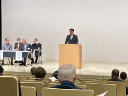 令和7年度第1回岐阜市民生委員・児童委員協議会地区会長会に出席し、あいさつする様子