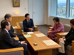 岐阜行政監視行政相談センター所長 川合清和氏から、退任行政相談委員 丹羽朔代氏、大塚節子氏への感謝状の贈呈に立ち合い。その後、同センター所長が着任のあいさつの様子