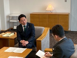 岐阜新聞社による「岐阜市2025年度予算特集」の取材の様子