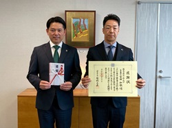 株式会社サンセルフ代表取締役 富田和敬氏からの岐阜駅北中央東・中央西地区第一種市街地再開発事業への寄附に対し、感謝状を贈呈の様子