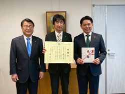 一丸ファルコス株式会社代表取締役社長 安藤芳彦氏からの岐阜薬科大学キャンパス整備事業への寄附に対し、感謝状を贈呈の様子