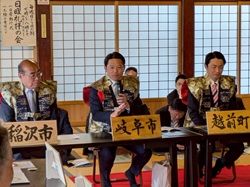 同サミットの三宝寺での主張会議に出席し、本市の取り組みを紹介している様子（山形県天童市）