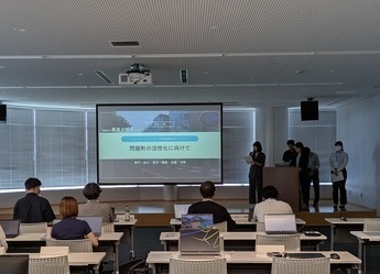 写真：中間発表の様子