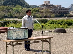 長良川漁業協同組合「鮎の放流はじめ式」に出席し、あいさつ及び放流の様子