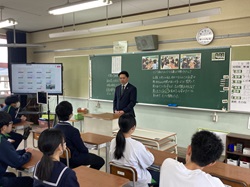 岐阜市立長森中学校を視察の様子