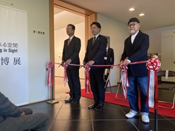 加藤栄三・東一記念美術館企画展「立ち現われる空間　久野利博 展」開場式に出席し、あいさつ及びテープカットの様子