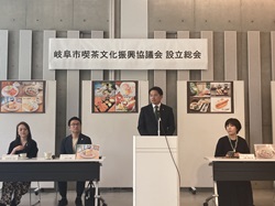 岐阜市喫茶文化振興協議会設立総会に出席し、あいさつの様子