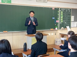 岐阜市立岐阜中央中学校を視察の様子