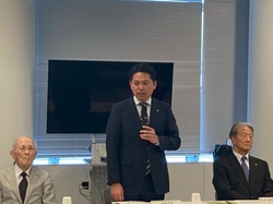 令和7年度長良川薪能実行委員会総会に出席し、あいさつ及び発言の様子