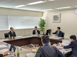 令和7年度第1回岐阜県市長会役員会議に出席し、発言の様子