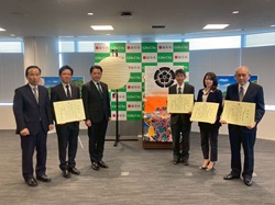 株式会社吉田旗店代表取締役社長 吉田聖生氏、六代目東屋伊藤のぼり店代表 伊藤志保氏、フルセ染工 古瀬英和氏及び株式会社オゼキ代表取締役社長 尾関年彦氏からの岐阜公園への武者絵のぼり及び岐阜提灯の寄附に対し、感謝状を贈呈の様子
