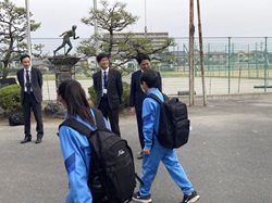 岐阜市立本荘中学校を視察の様子