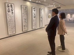 第24回紫の会展「きらめく個性」を鑑賞の様子