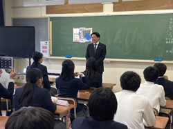 岐阜市立梅林中学校を視察の様子