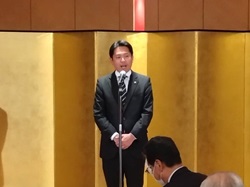 「藍川北学園」及び藍川地域の今後を考える懇談会に出席し、あいさつの様子