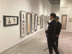 第46回岐阜県書作家協会会員展を鑑賞の様子