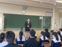 岐阜市立境川中学校を視察の様子
