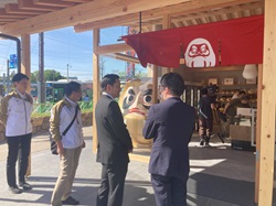 岐阜公園Park-PFIによる飲食物販施設「岐阜城楽市」の内覧会に出席の様子
