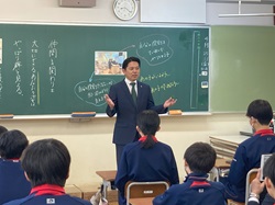 岐阜市立藍川中学校を視察の様子
