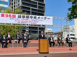 第96回岐阜県中央メーデーに出席し、あいさつの様子