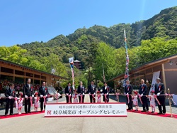 岐阜城楽市オープニングセレモニーに出席し、あいさつ及びテープカットの様子