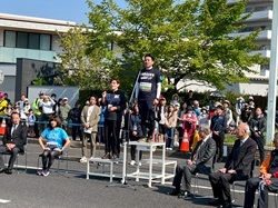 高橋尚子杯ぎふ清流ハーフマラソン2025スタートセレモニーに出席し、あいさつの様子